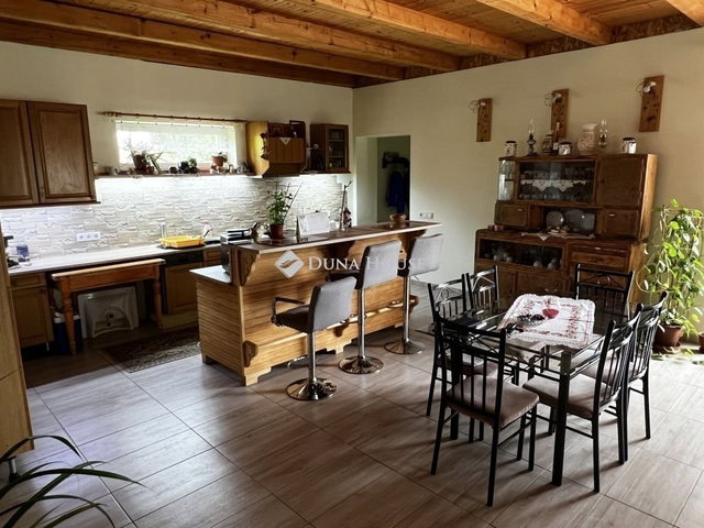 Eladó családi ház, Sárbogárdon 65.5 M Ft, 5 szobás