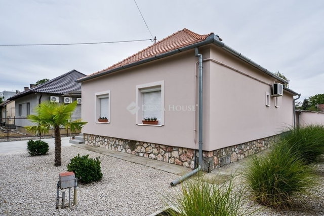 Eladó családi ház, Siklóson 88.9 M Ft, 4 szobás