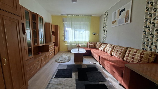 Kiadó téglalakás, albérlet, Pécsett 160 E Ft / hó, 3 szobás
