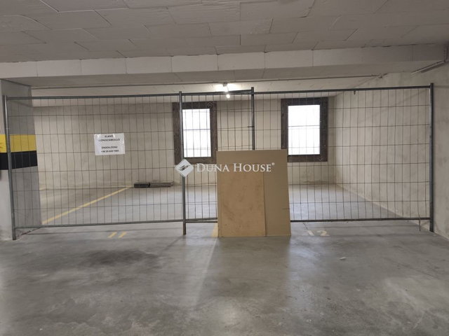 Eladó garázs, Komáromban, Vállalkozók útján 5.5 M Ft