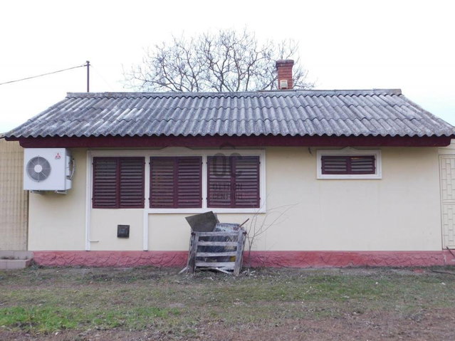 Eladó üzlethelyiség, Tápiószentmártonon 16 M Ft