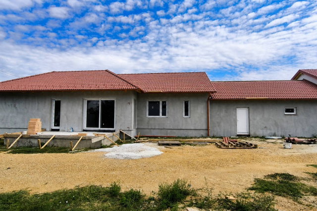 Eladó ikerház, Győrújfalun 115 M Ft, 5 szobás
