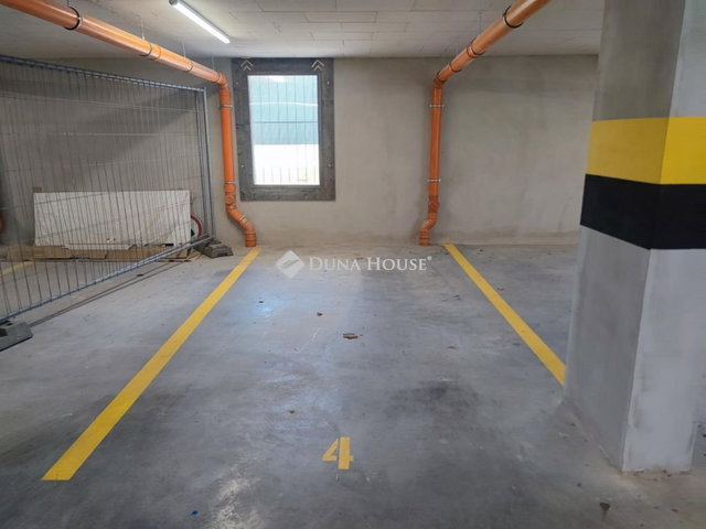 Eladó garázs, Komáromban, Vállalkozók útján 5.5 M Ft