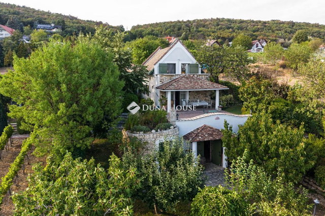 Eladó családi ház, Csopakon 529 M Ft, 5 szobás