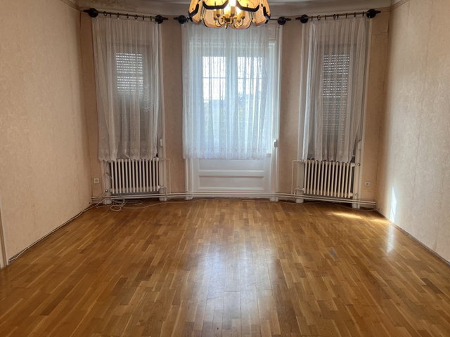 Eladó téglalakás, Várpalotán 54 M Ft, 4+2 szobás