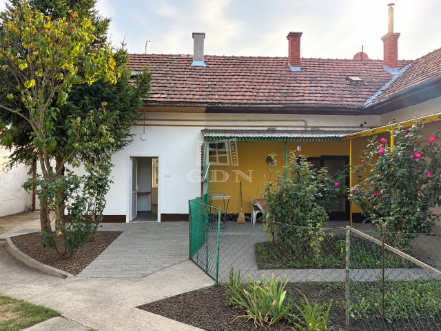 Eladó téglalakás, Kecskeméten 28 M Ft, 1 szobás