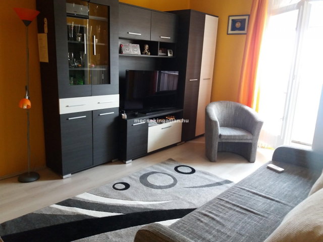 Kiadó panellakás, albérlet, Pécsett, Athinay utcában