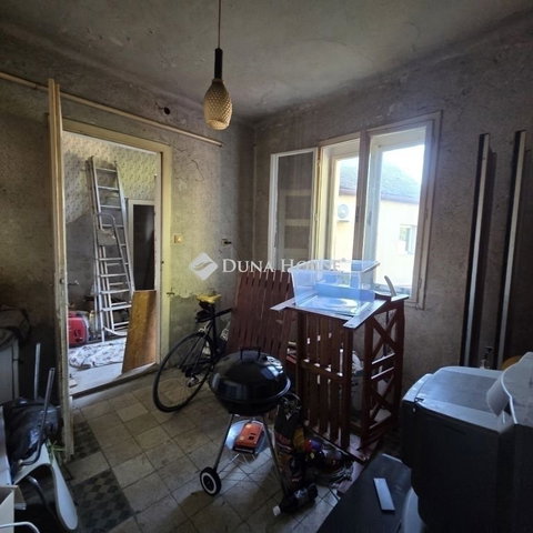 Eladó családi ház, Pécsett 69 M Ft, 5 szobás