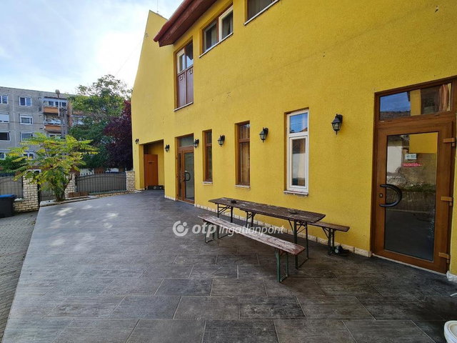 Eladó családi ház, Pápán 249 M Ft, 9+11 szobás