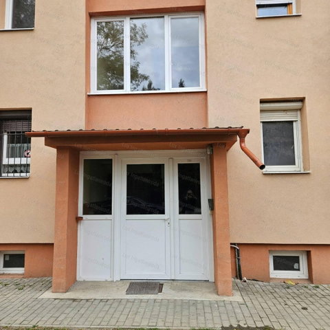 Eladó téglalakás, Oroszlányban 26.5 M Ft, 1 szobás