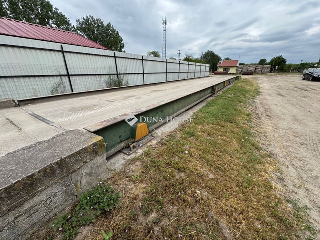 Eladó ipari ingatlan, Szentkirályon 2100 M Ft