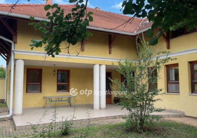 Eladó családi ház, Békéscsabán 320 M Ft, 11+2 szobás