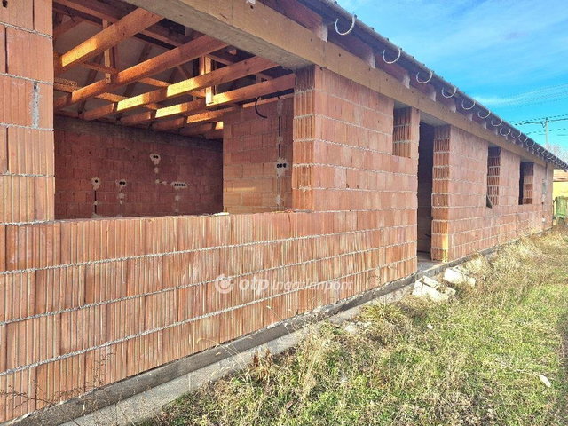 Eladó családi ház, Cecén 29.99 M Ft, 4 szobás