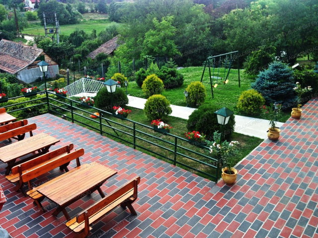 Eladó családi ház, Domonyban 419.9 M Ft, 35 szobás