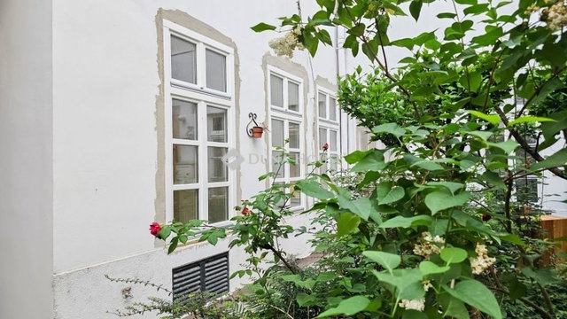 Eladó téglalakás, Budapesten, V. kerületben 139.9 M Ft, 3 szobás