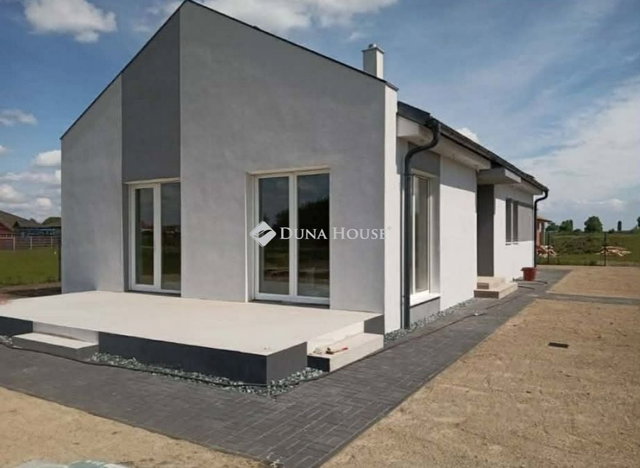 Eladó családi ház, Veszkényen 78 M Ft, 5 szobás