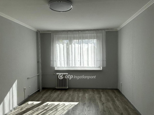 Eladó panellakás, Egerben 33 M Ft, 1+1 szobás