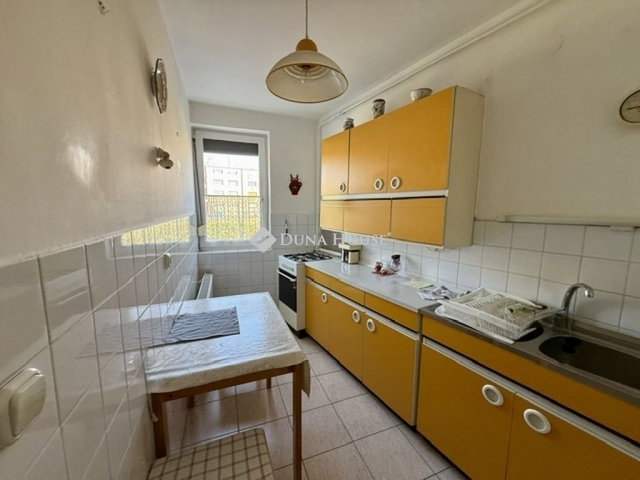 Eladó téglalakás, Pécsett 79 M Ft, 3 szobás