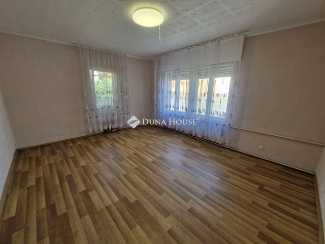 Eladó családi ház, Baján 47 M Ft, 6 szobás