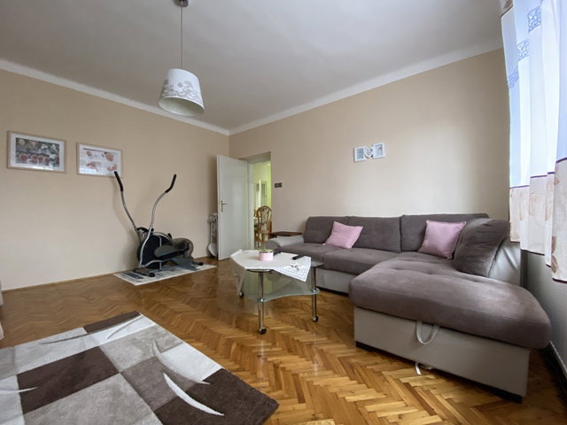 Eladó családi ház, Pécsett 114.9 M Ft, 7 szobás