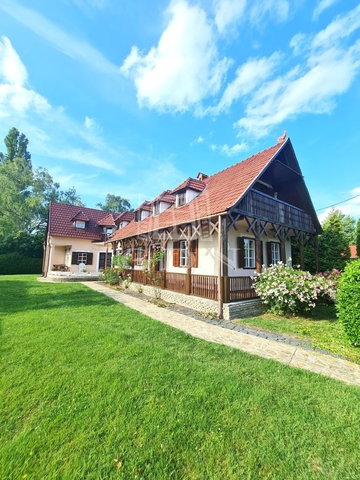 Eladó családi ház, Balatonmáriafürdőn 100.326 M Ft, 8 szobás