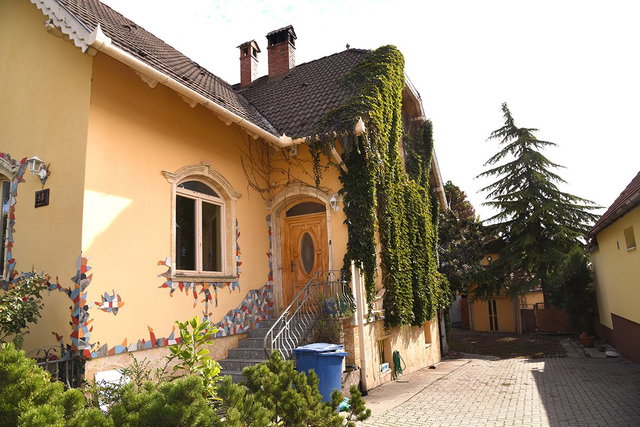 Eladó családi ház, Pécsett 96.9 M Ft, 5 szobás