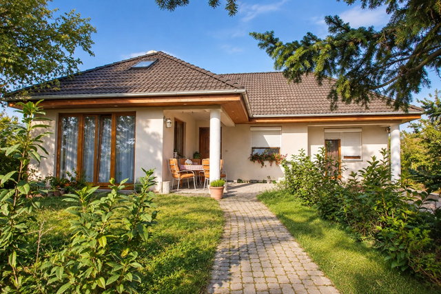 Eladó családi ház, Székesfehérvárott 210 M Ft, 6 szobás