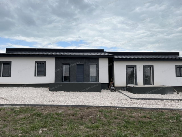 Eladó családi ház, Balatonszabadiban 89.999 M Ft, 4 szobás
