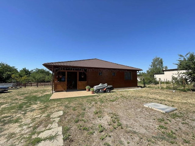 Eladó családi ház, Vácon 119 M Ft, 2 szobás
