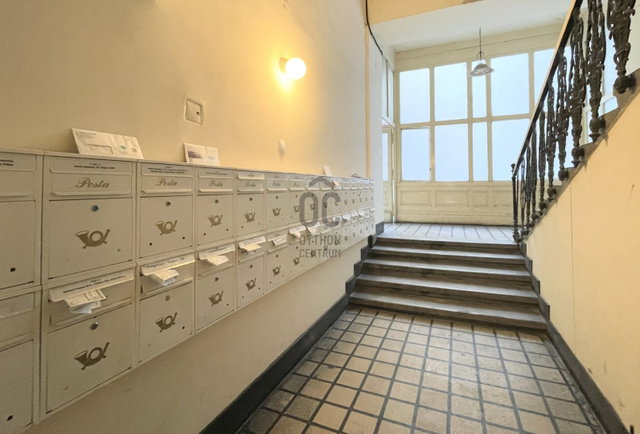 Eladó téglalakás, Budapesten, V. kerületben, Október 6. utcában