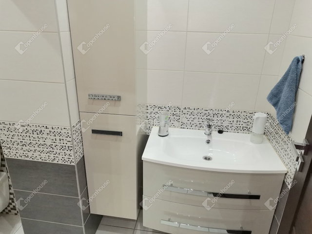 Eladó családi ház, Komáromban 180 M Ft, 8 szobás