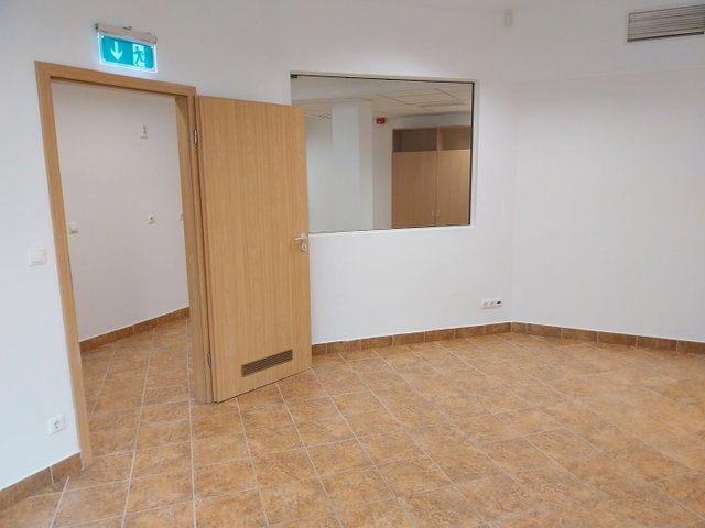 Kiadó üzlethelyiség, Debrecenben 230 E Ft / hó