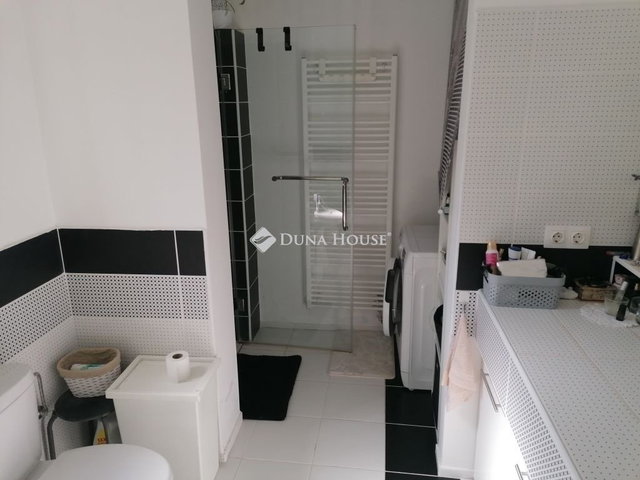 Eladó családi ház, Pécsett 94.99 M Ft, 2 szobás
