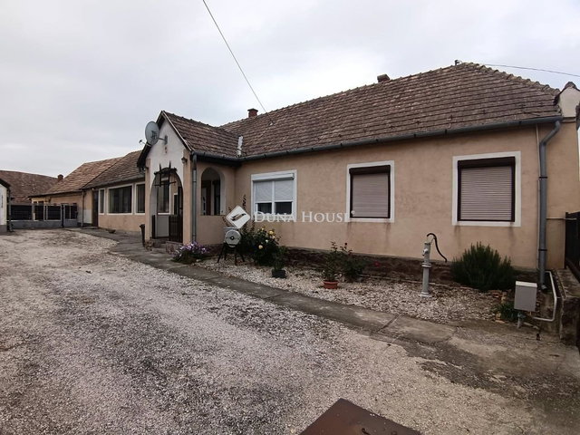 Eladó családi ház, Bakonyszombathelyen 38 M Ft, 5 szobás