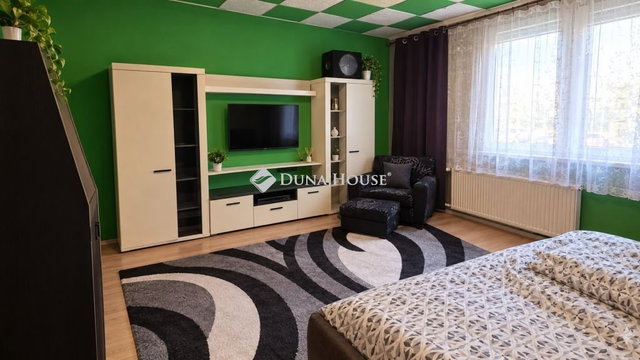 Eladó panellakás, Vácon, Fürj utcában 62 M Ft, 2 szobás