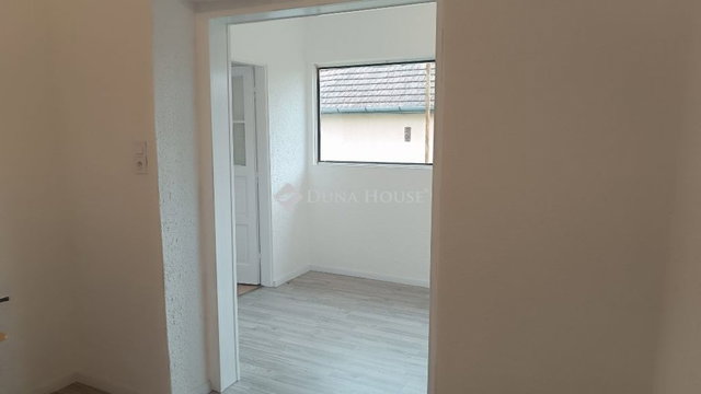 Eladó családi ház, Tápiószecsőn 59.9 M Ft, 5 szobás