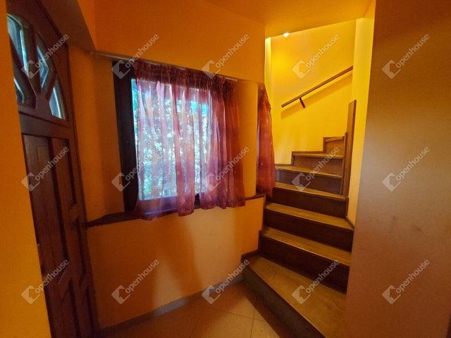 Eladó családi ház, Révfülöpön 160 M Ft, 8 szobás