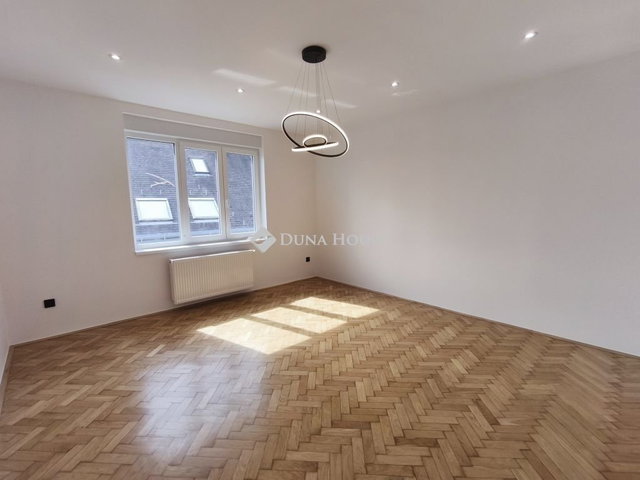 Eladó téglalakás, Pécsett 94 M Ft, 4 szobás