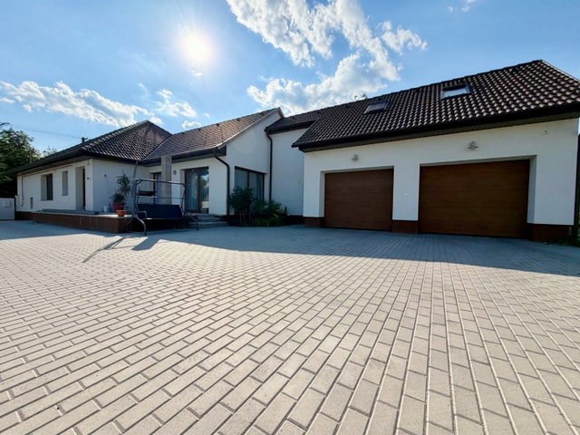 Eladó családi ház, Pápán 150 M Ft, 5 szobás
