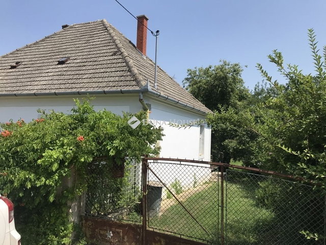 Eladó családi ház, Mencshelyen 99 M Ft, 3 szobás