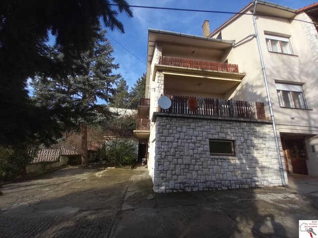 Eladó sorház, Pécsett 129.9 M Ft, 9 szobás