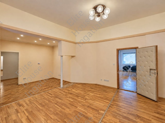 Eladó iroda, Székesfehérvárott 135 M Ft, 3 szobás