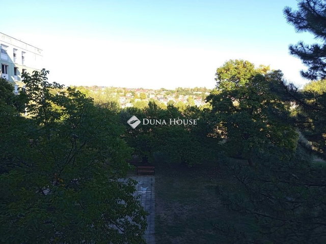 Eladó panellakás, Komlón 27.5 M Ft, 3 szobás