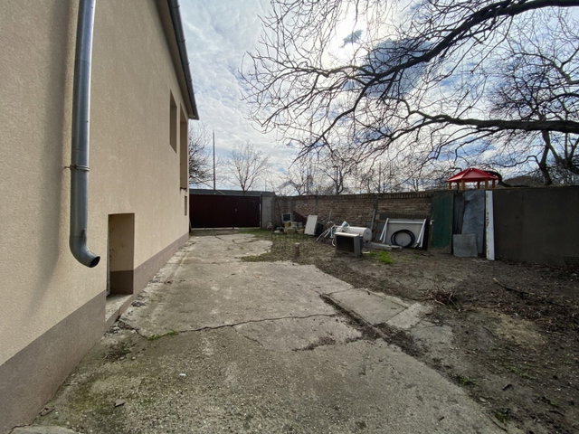 Eladó családi ház, Pakson 65 M Ft, 6 szobás