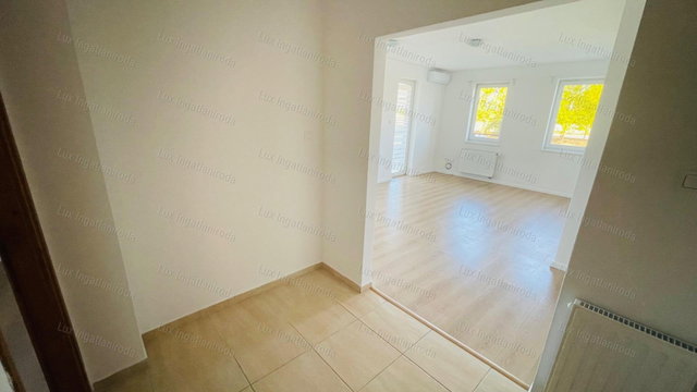 Kiadó téglalakás, albérlet, Komáromban 256 E Ft / hó, 4 szobás