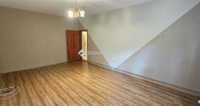 Eladó panellakás, Pécsett 48.99 M Ft, 1 szobás