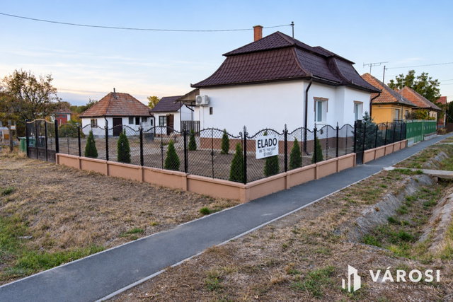 Eladó családi ház, Zsámbokon 49.99 M Ft, 2 szobás