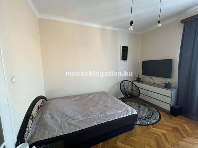 Kiadó téglalakás, albérlet, Pécsett, Apáca utcában, 1 szobás