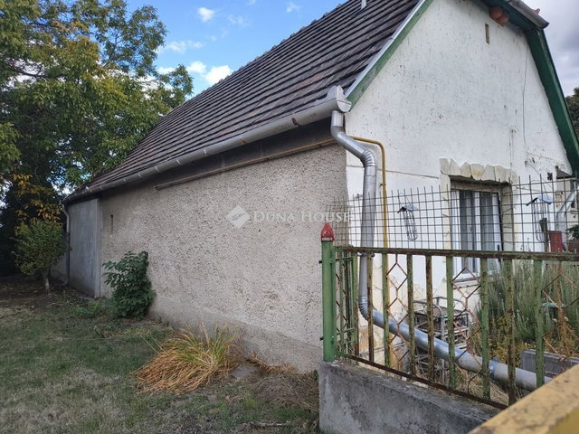 Eladó családi ház, Bicskén 32.5 M Ft, 2 szobás