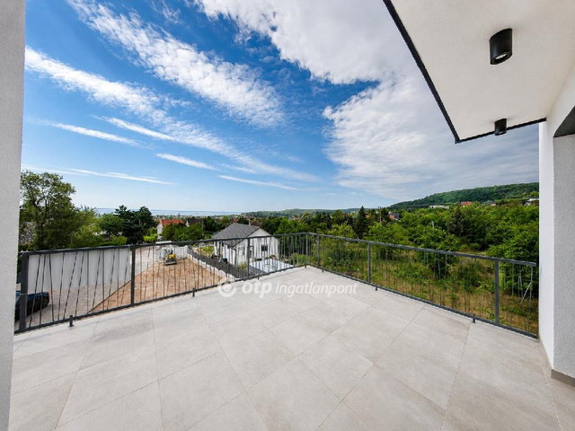 Eladó téglalakás, Balatonalmádiban 151 M Ft, 3 szobás